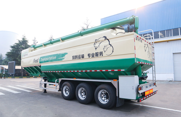 老哥俱乐部饲料运输半挂车